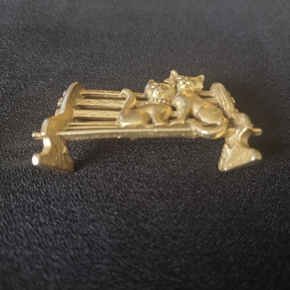 AJC signed Gold Cats on Bench Brooch - Picture 4 of 8